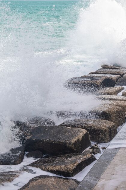 表面波涛汹涌的大海把水滴洒在石头上雨自然飞溅