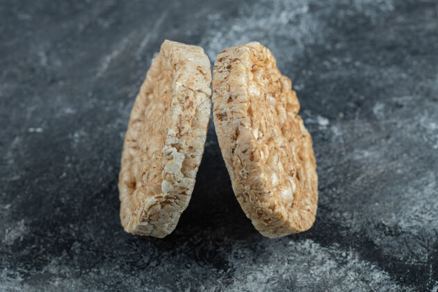 脆的两个美味的面包放在大理石表面健康面包脆的面包
