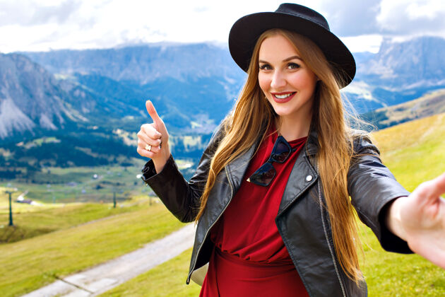 徒步旅行美丽开朗的年轻女游客户外旅游写真自拍奢华阿尔卑斯山