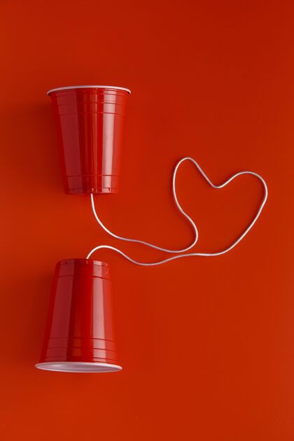 传达两个纸杯的俯视图 带有用于交谈的绳子沟通沟通通信