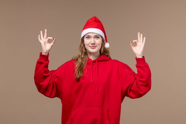 圣诞女孩前视图圣诞女孩微笑的棕色背景模型假日圣诞节微笑制服职业