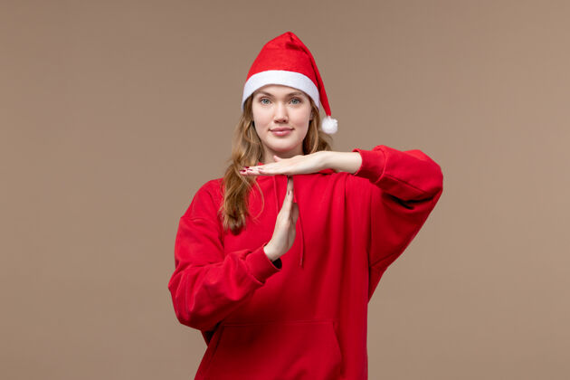帽子正面图圣诞女孩微笑摆姿势棕色背景圣诞情感情感节日漂亮