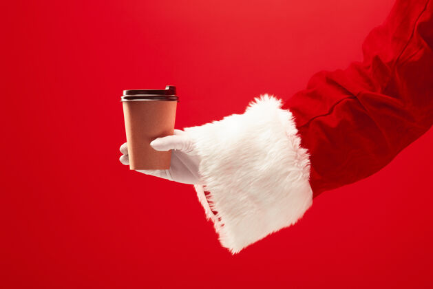 杯子圣诞咖啡圣诞老人手里拿着一杯孤立的咖啡就红了咖啡礼物人类