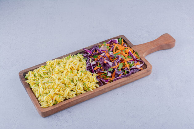 营养一份糙米和红卷心菜沙拉放在大理石背景的盘子里熟的胡萝卜健康