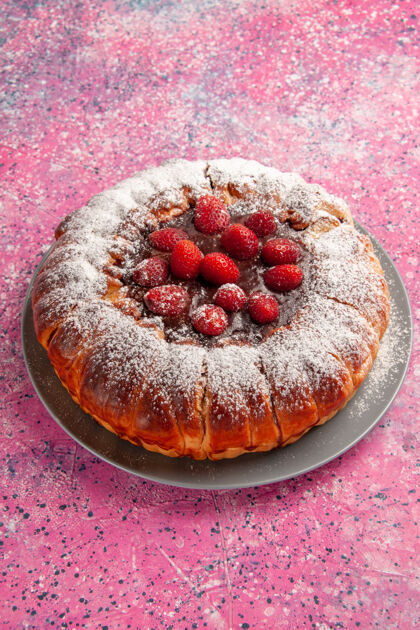 饼干正面图美味草莓蛋糕 表面用糖粉烘焙 浅粉色蛋糕 烘焙甜甜饼干 甜甜饼干 馅饼水果派粉末