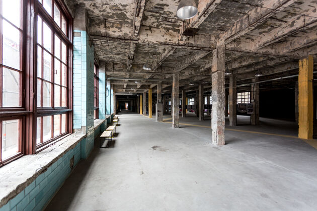 灯光废弃的旧工业室内有大厅和大窗户垃圾恐怖城市