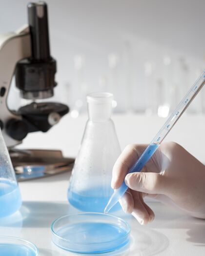 化学用戴手套的移液管将手收起来玻璃器皿实验室设备
