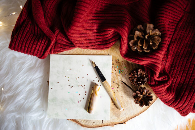 年特写镜头上的圣诞树隆起的红色织物和一个闪亮的明星贴纸笔节日新凹凸