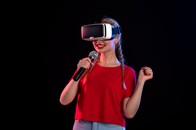 视觉在黑暗的超声波视觉游戏上玩虚拟现实和唱歌的年轻女士的肖像女士喜剧演员超声波