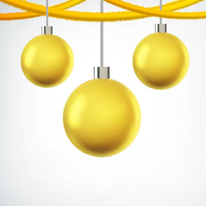 塑料树上挂着黄色的圣诞球和白色的丝带玻璃悬挂树