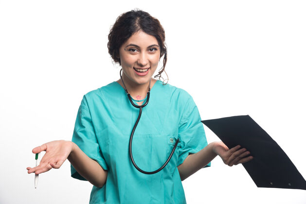 护士年轻的女医生拿着剪贴板 手里拿着笔 背景是白色的高质量的照片垫从业者名单
