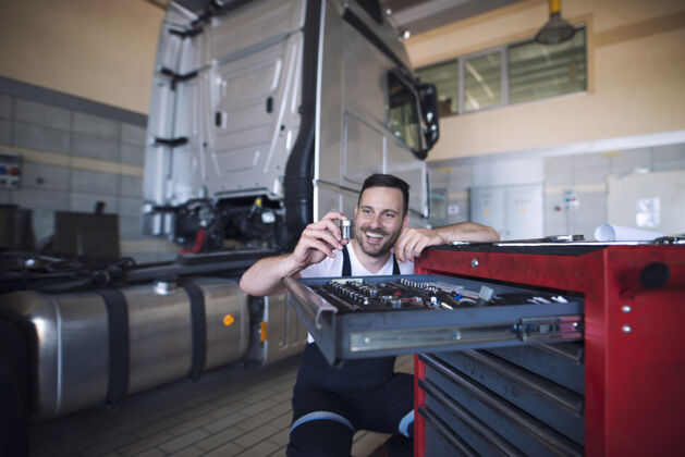 车库车辆技师准备好工具车并为卡车服务选择合适的工具修理卡车检查