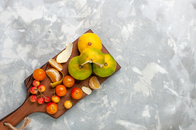 新鲜在浅白的桌子上俯瞰着新鲜的绿橘子 整个酸甜的柑橘食物苹果顶部