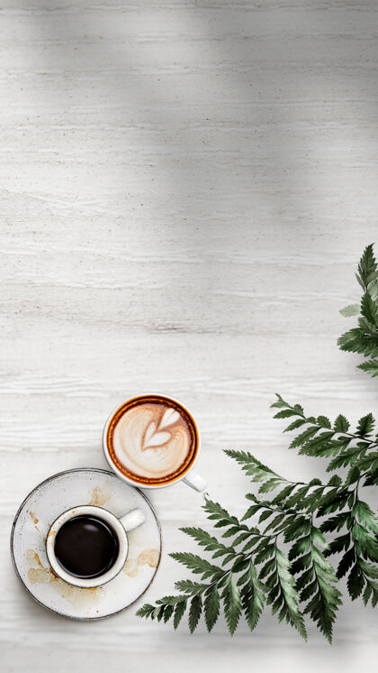 咖啡混合咖啡杯与一个白色木质纹理壁纸上的叶子咖啡馆屏幕拿铁