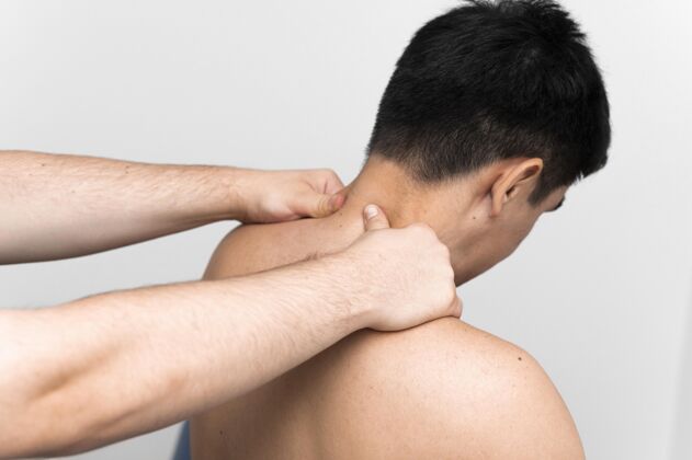 治疗学男病人正在理疗师那里接受颈部按摩补救物理损伤