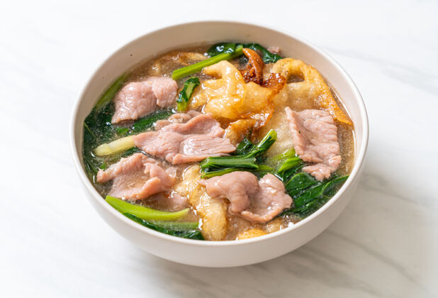 美食肉汁豬肉面-亞洲風味蛋亞洲菜豬肉炒面