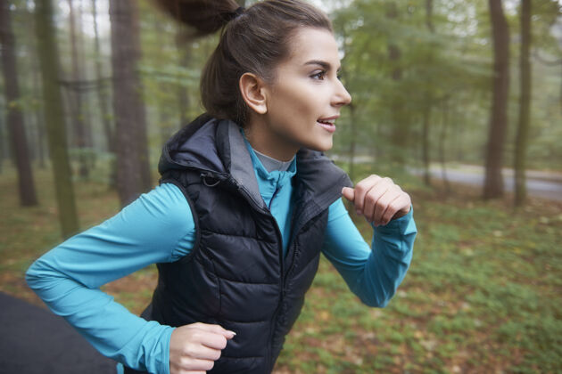 健康呼吸新鲜空气慢跑可以帮助我保持健康轮廓慢跑运动员