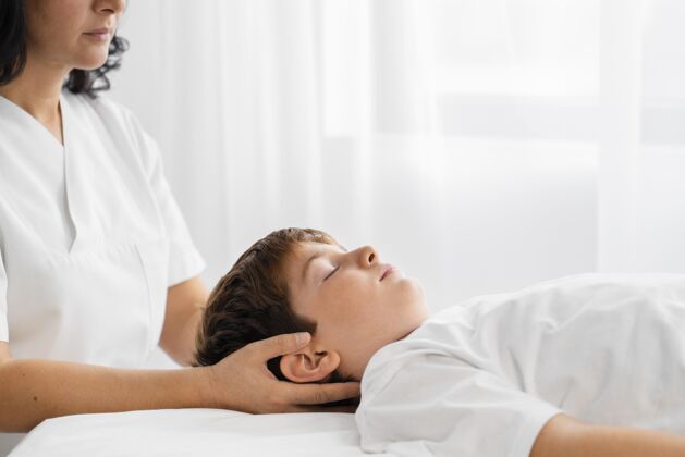 健康一个通过按摩头部来治疗小孩的骨科医生理疗理疗康复
