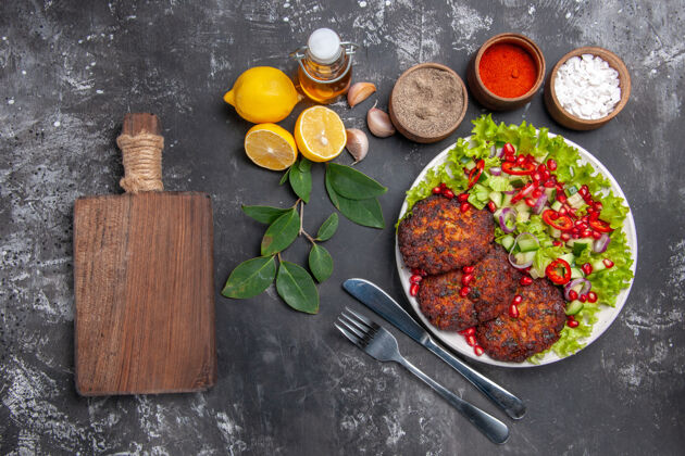 一餐顶视图美味的肉排与蔬菜沙拉上的灰色背景照片食物餐菜食物肉排美味肉排