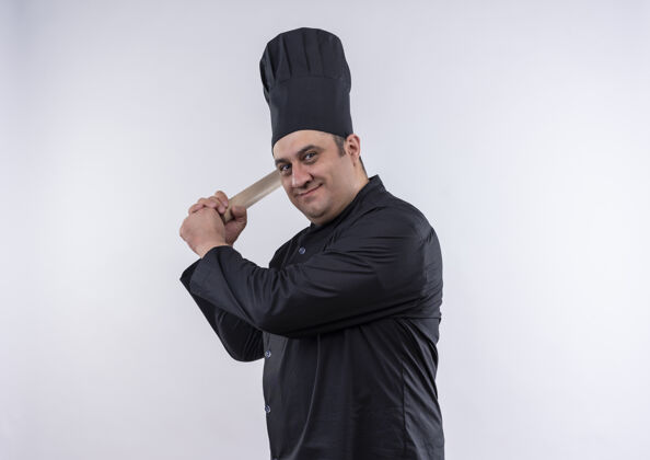 大头针微笑的中年男厨师身着厨师制服 肩上扛着擀面杖抱男滚