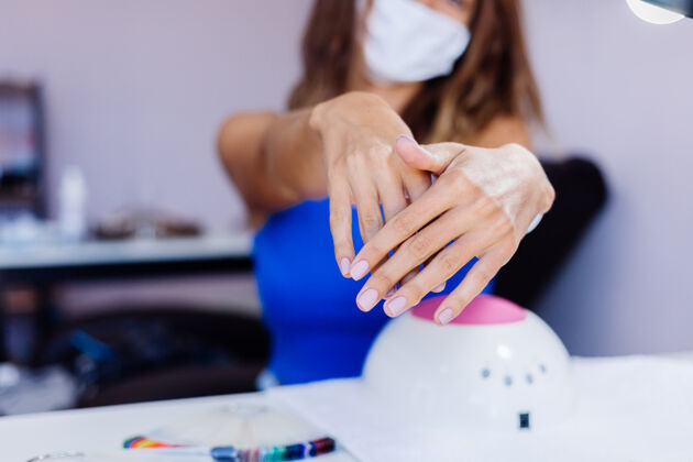 女人美手美手指甲护理制作工艺专业指甲锉刀动作美手护理理念距离美容师指甲
