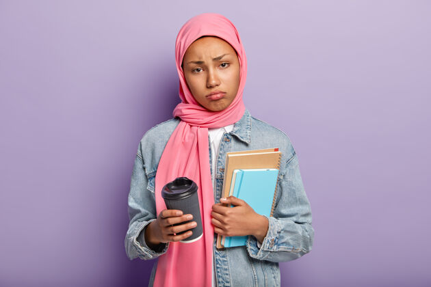 学生悲伤的阿拉伯女性的水平镜头在长时间的学习后感到不快和疲惫大学头巾宗教