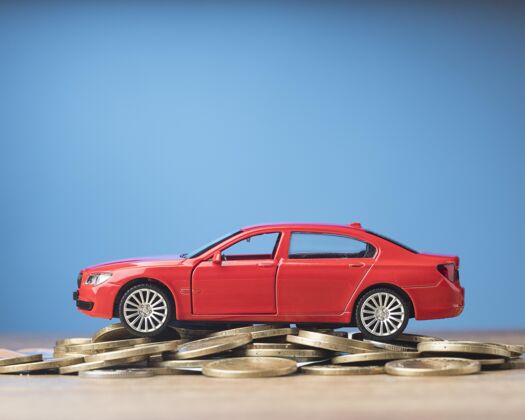 金融一堆硬币上的红色汽车经济硬币统计