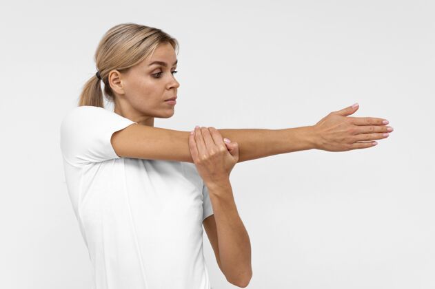 移动用手臂做理疗的女人的正面图治疗理疗损伤
