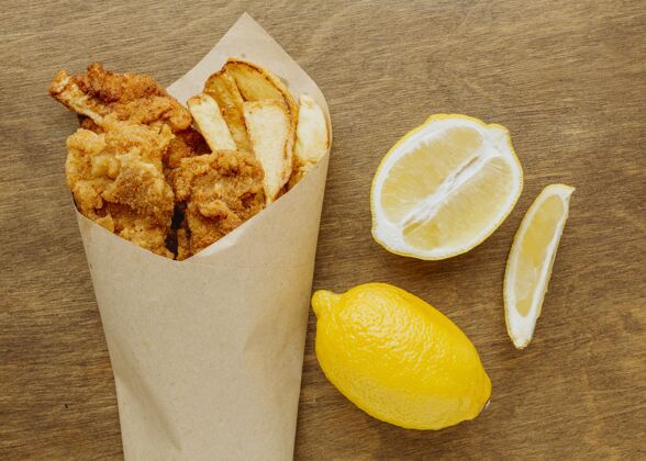 传统带柠檬片的炸鱼薯条的顶视图鱼美食食物