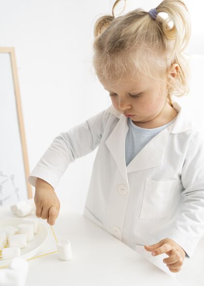 面食可爱的学步儿童学习科学与棉花糖和面食孩子学习分析