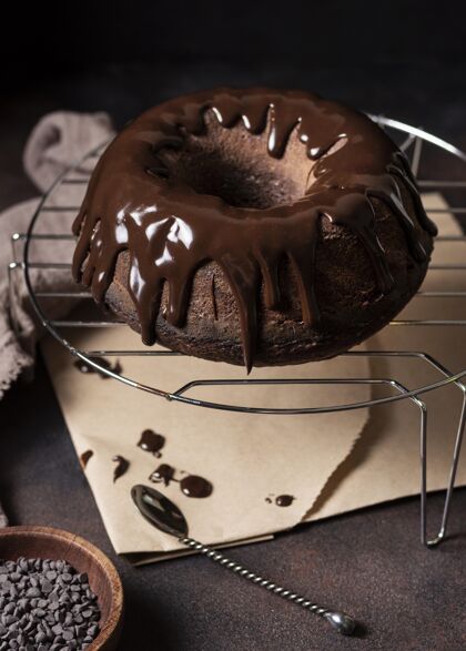 巧克力高角度的美味巧克力蛋糕概念高角度角度花