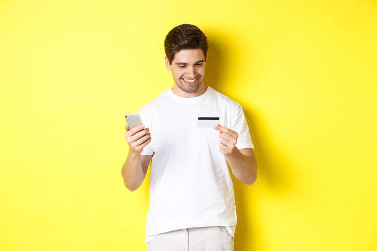 生活方式网上订购的家伙 在移动应用程序中注册信用卡买家电话男人