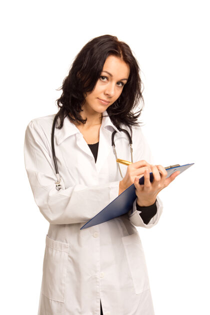 医生年轻迷人的医生站在一个实验室外套和听诊器写在剪贴板上的病历人从业者专业