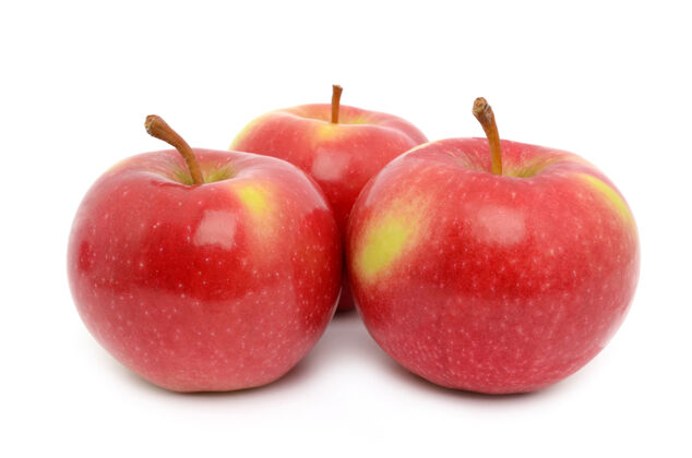 纯白色表面上的成熟苹果新鲜叶生态系统