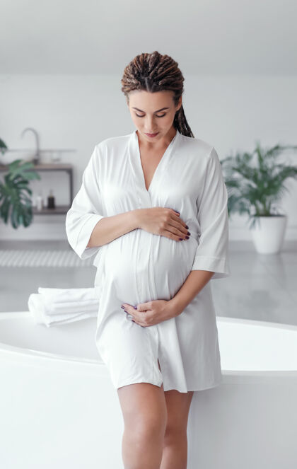成人浴室里漂亮的孕妇怀孕女性父母