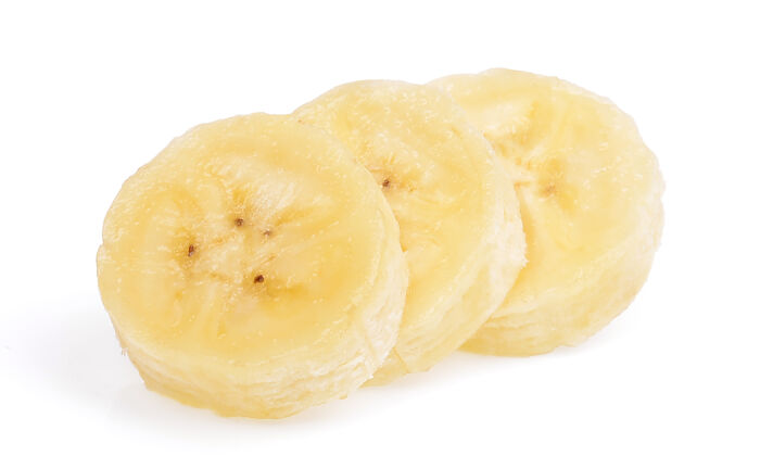 切片在白色表面上隔离的香蕉片有机水果顶部切块