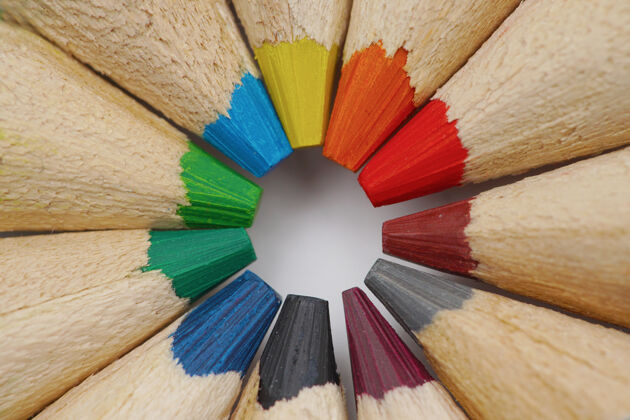 绘画接近各种颜色的木笔蜡笔铅笔绘画