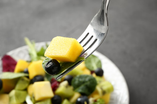 健康吃着美味的芒果沙拉 特写镜头片断膳食特写