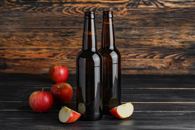 苹果一瓶瓶苹果酒放在木头上玻璃水果果汁