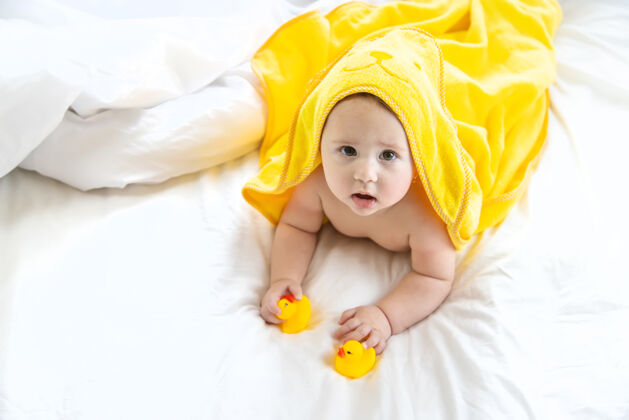 有趣宝宝用毛巾洗澡后护理复制空间天真