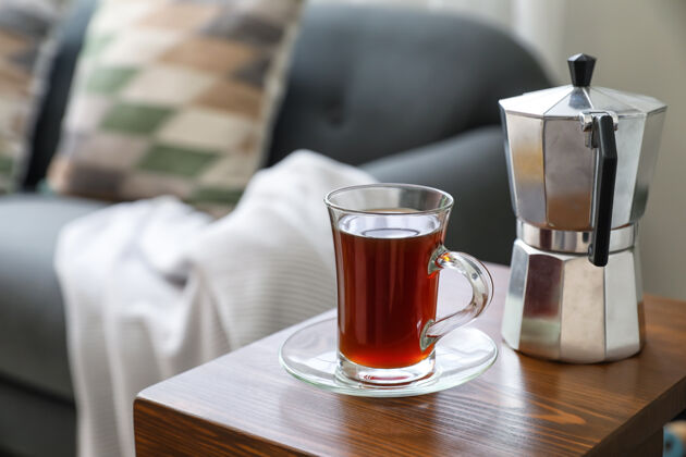休闲在房间扶手桌上放一杯饮料和咖啡壶舒适房子手臂