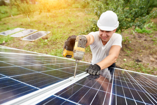人安装独立太阳能光伏板系统阳光工作电力