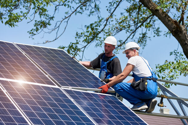 更新独立太阳能电池板系统安装 可再生绿色能源技术员生态发电