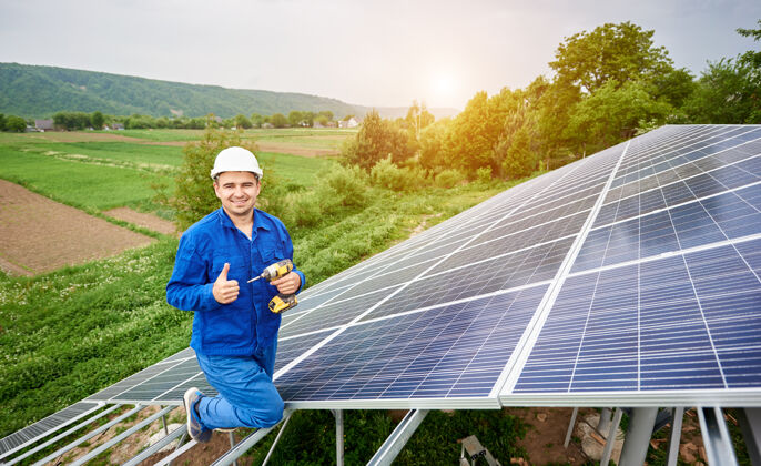 环境安装独立太阳能光伏板系统商业环境竖起大拇指
