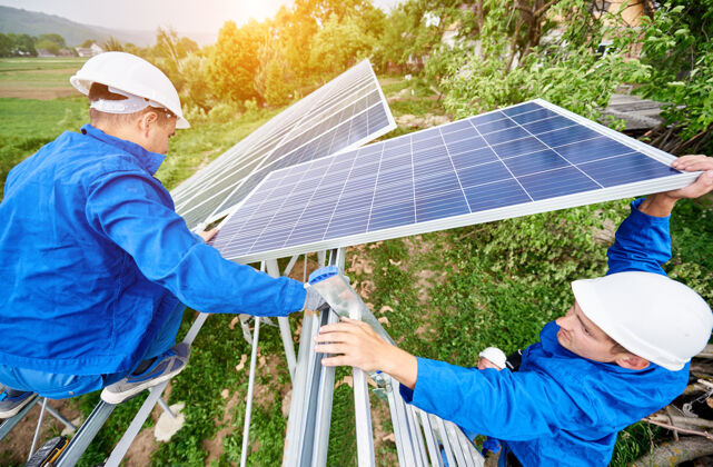 技术人员安装独立太阳能光伏板系统新技术人