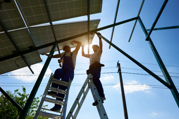 外部安装独立太阳能光伏板系统工人进度全球