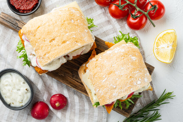 奶酪鱼指三明治放在木砧板上自制平铺三明治