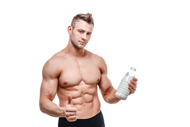 健身他手里拿着一瓶牛奶 一个身体健壮的男人在白墙上摆姿势玻璃男孩装载