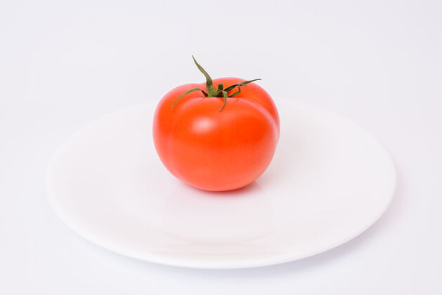 新鲜正面特写照片的新鲜和完美的理想皮肤生圆形西红柿在圆形透明平面陶器隔离在白色表面复制空间复制空间饮食减肥最小