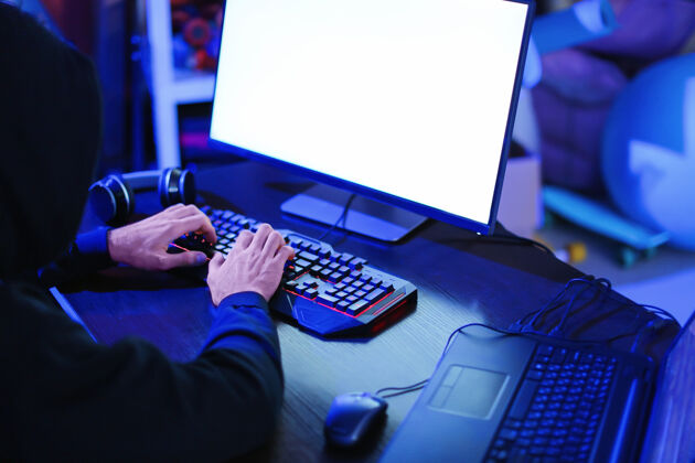 房间专业黑客在暗室使用电脑颜色服务器非法